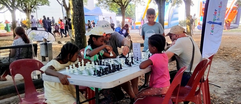 caravane pieds immeuble échecs